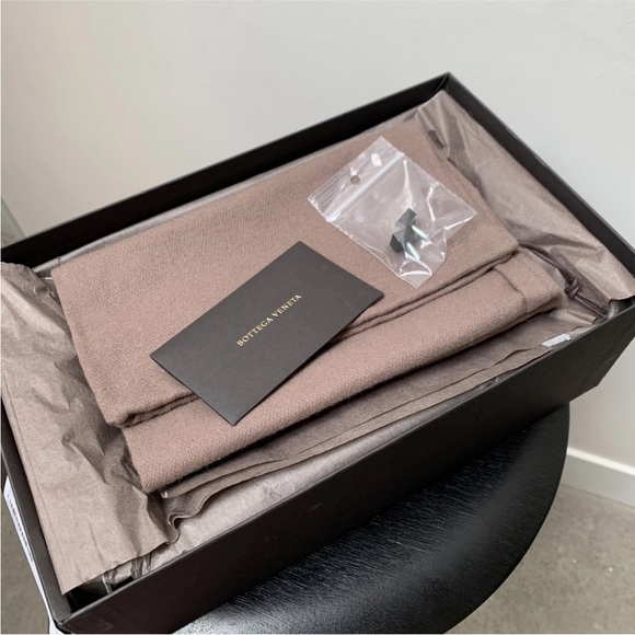 Bottega Veneta Stretch Leather Mesh Heels with Gold Chain from FW 2019 - Picture 5 of 5